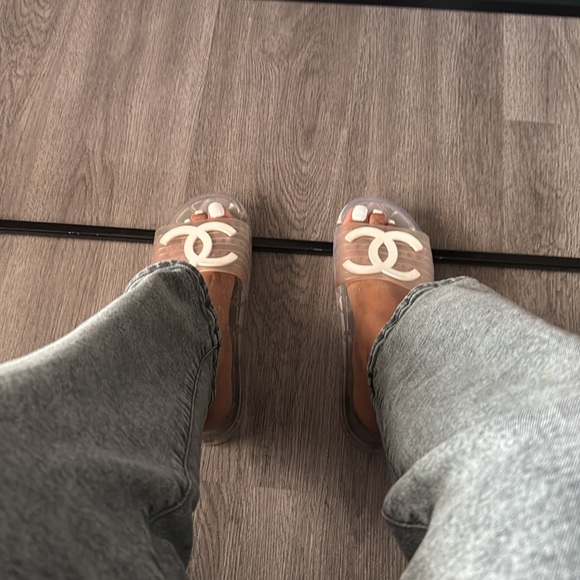 CHANEL
PVC Transparent CC Flat Slide Sandals White (size 10-11) - Picture 5 of 9